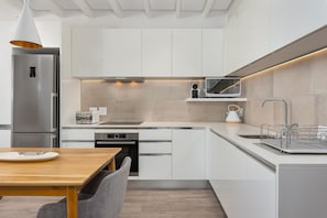 Appartement Luxe | Cuisine privée | Grand réfrigérateur, micro-ondes, four, plaque de cuisson
