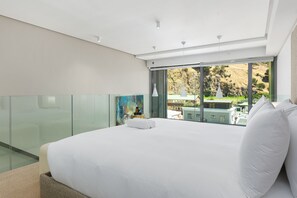 1 غرفة نوم وخزنة داخل الغرفة ومكتب ومساحة عمل للكمبيوتر المحمول