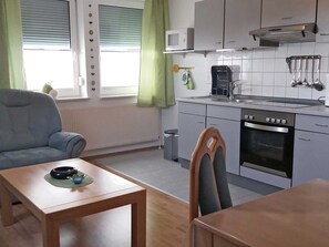 Kühlschrank, Mikrowelle, Ofen, Hochstuhl