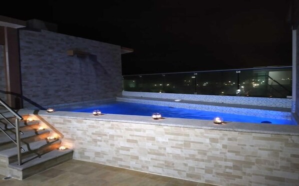 Una piscina al aire libre