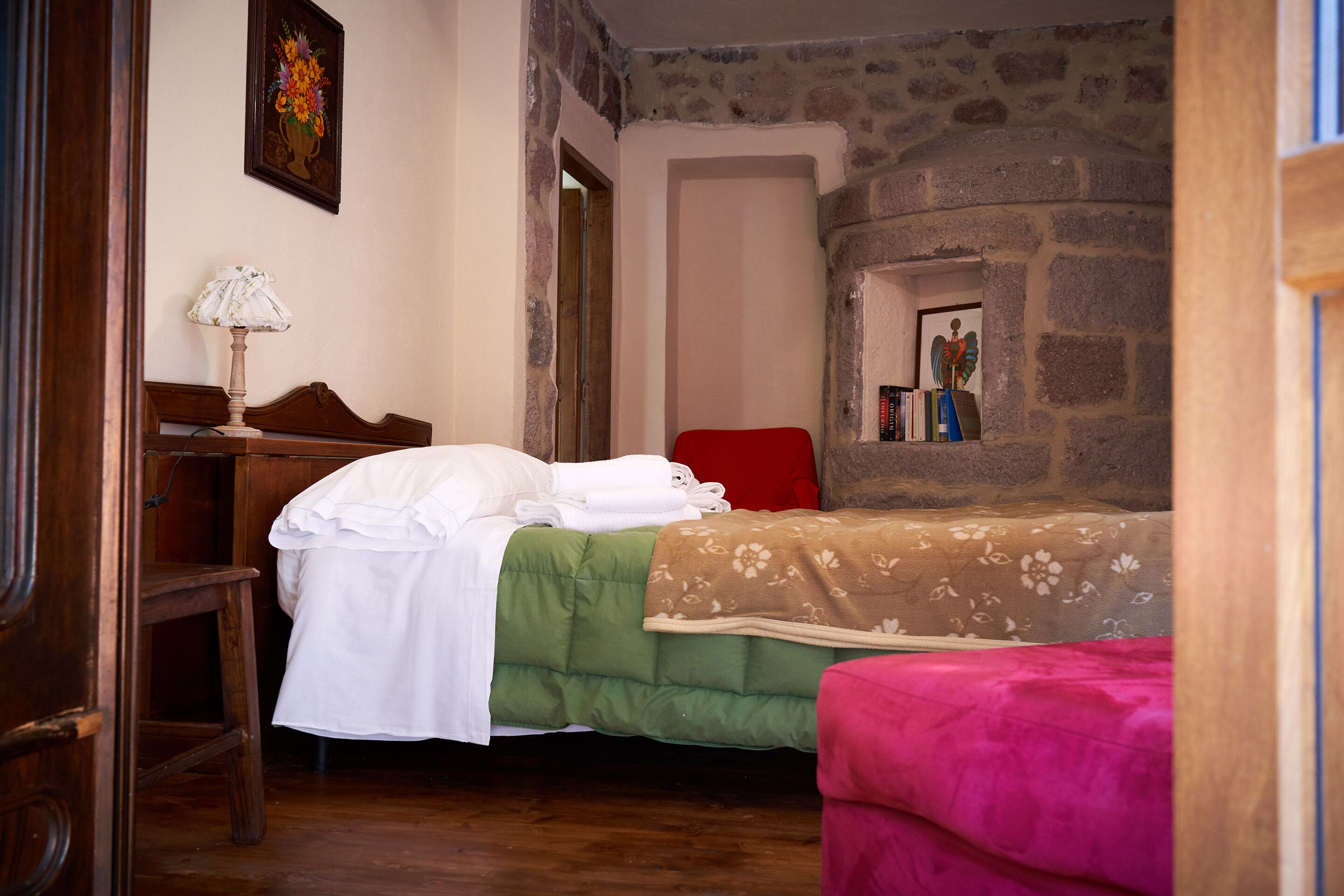 Dreibettzimmer | Schreibtisch, Babybetten, kostenloses WLAN, Bettwäsche