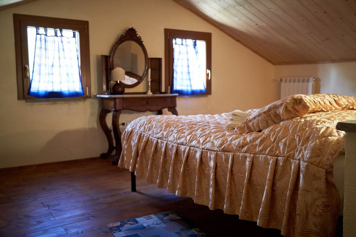 Desk, cribs (surcharge), WiFi (free), bed sheets
