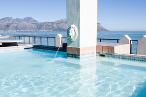 Piscine extérieure, parasols de plage, chaises longues