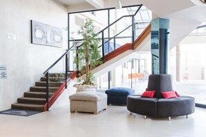 Coin salon dans le hall