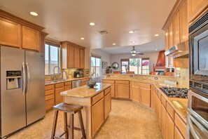 Een koelkast, een magnetron, een kookplaat, een vaatwasser