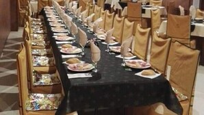 A conference room with a long table set for a meeting, surrounded by chairs. - Hostal La Isla (Montijo)