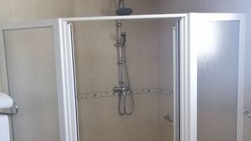 Habitación doble | Baño | Ducha, toallas, jabón y champú