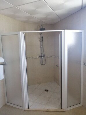 Tweepersoonskamer | Badkamer | Een douche, handdoeken, zeep, shampoo