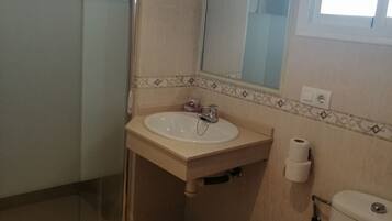 Double Room | Bathroom | Shower, towels, soap, shampoo
