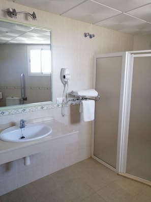 Double Room | Bathroom | Shower, towels, soap, shampoo - Hostal La Isla (Montijo)