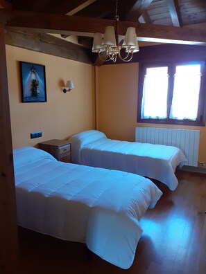 5 bedrooms, iron/ironing board, bed sheets