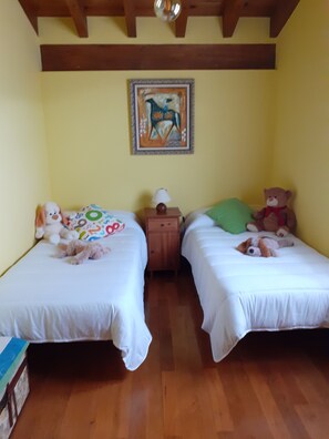 5 bedrooms, iron/ironing board, bed sheets