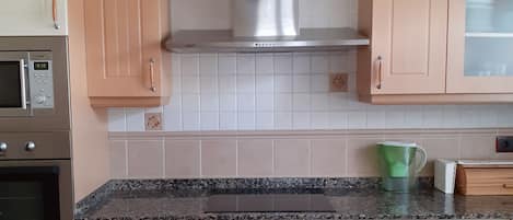 Microondas, lavavajillas, cafetera/tetera, tostadora