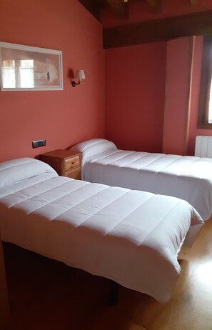 5 habitaciones, tabla de planchar con plancha y ropa de cama 