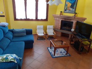 Una televisión, una chimenea