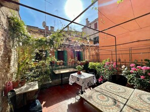 Dobbeltrom, delt bad | Terrasse/patio