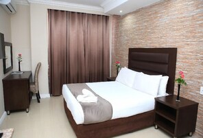 Luxury Double Room | Desk, laptop workspace, iron/ironing board, free WiFi