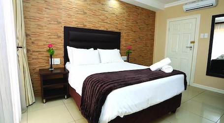Luxury Double Room | Desk, laptop workspace, iron/ironing board, free WiFi. Bayside Hotel Pine Street