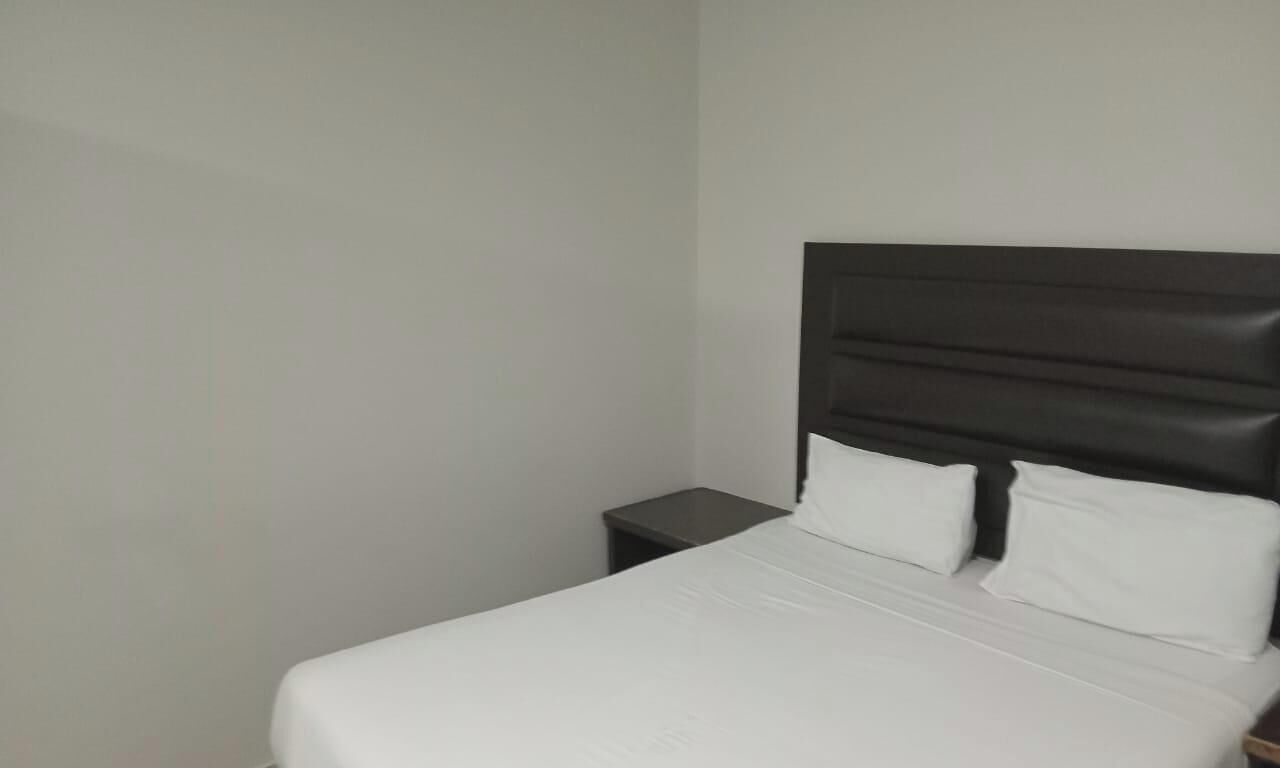 Standard Room, 1 Queen Bed | Desk, laptop workspace, iron/ironing board, free WiFi