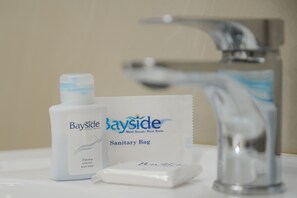 Luxury Double Room | Bathroom | Shower, rainfall showerhead, free toiletries, towels - Bayside Hotel Pine Street (Durban)