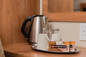 Escritorio y espacio para trabajar con laptop 