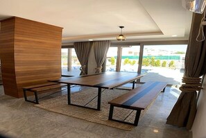 Villa, 4 chambres | Coin séjour