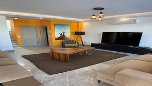 Villa, 4 Bedrooms | Living area