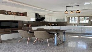 Villa, 4 Bedrooms | Private kitchenette