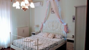 Habitació doble clàssica, 1 dormitori, bany privat | Cobrellits, escriptori i espai de treball apte per a portàtils 