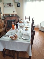 每日供应当地美食早餐（每人 EUR 7）