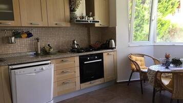 Villa, 3 chambres | Coin cuisine privé | Grand réfrigérateur, micro-ondes, lave-vaisselle, cafetiÚre/bouilloire