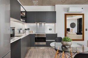 Refrigerador con freezer, microondas, horno, placa de cocina