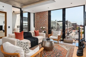 奢华公寓, 1 间卧室 | 起居区 | 32-英寸纯平电视 （配备卫星频道）、电视