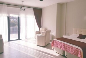 Villa, 3 Schlafzimmer | 3 Schlafzimmer, Schreibtisch, Bettwäsche