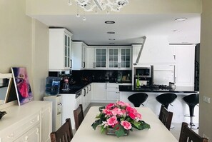 Villa, 3 Schlafzimmer | Wohnbereich | LCD-Fernseher