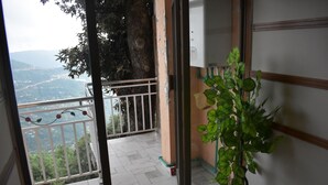 A balcony with a view of a mountainous landscape. - Hotel Akkas (Murree)