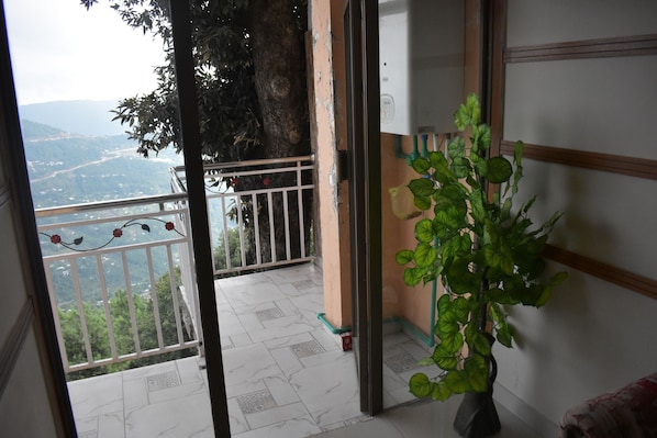 Ein Balkon mit Blick auf eine Berglandschaft.