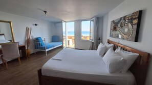 3 chambres, bureau, chambres insonorisées, fer et planche à repasser