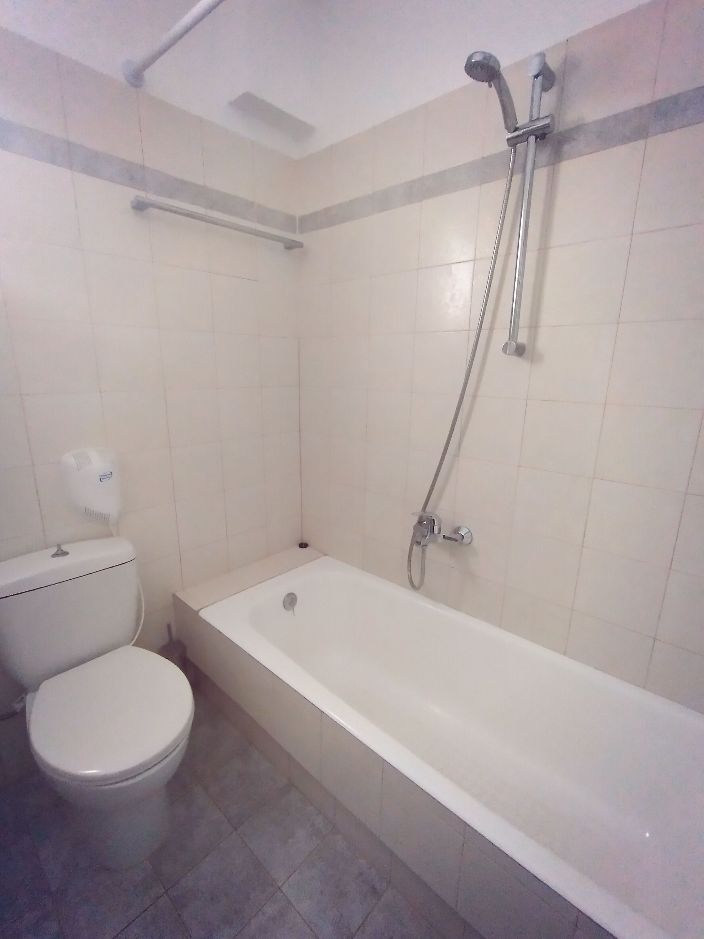 Une salle de bain équipée de toilettes, d’une baignoire et d’une douche.