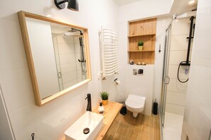 Comfort appartement | Badkamer | Een haardroger, handdoeken