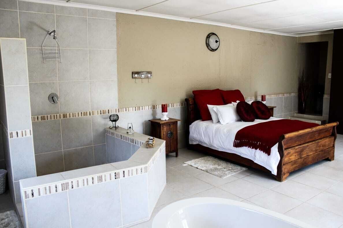 Honeymoon Suite | Desk, laptop workspace, iron/ironing board, free WiFi