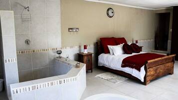 Honeymoon Suite | Desk, laptop workspace, iron/ironing board, free WiFi