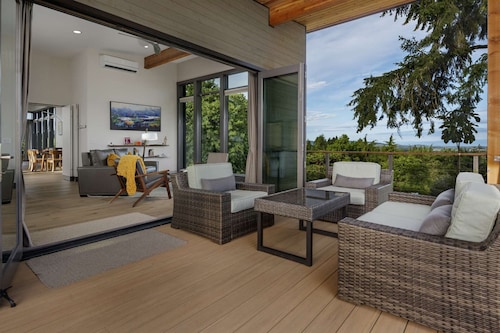 Modern Custom Wine Country Villa, Epic Views, Huge Decks, Hot Tub, Ping Pong, Fire Pit & Fire Table