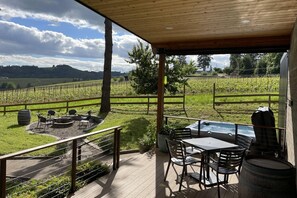 Outdoor dining - Modern Custom Wine Country Villa, Epic Views, Huge Decks, Hot Tub, Ping Pong, Fire Pit & Fire Table (Dundee)