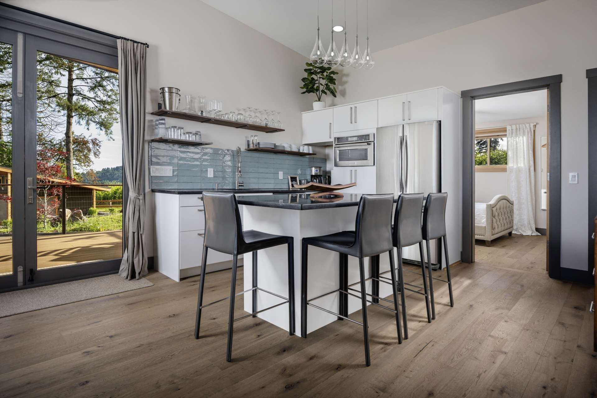 Réfrigérateur, micro-ondes, lave-vaisselle, cafetière/bouilloire