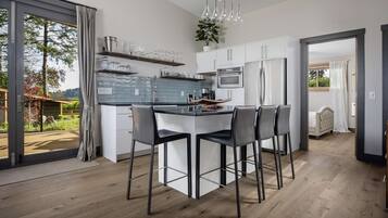 Réfrigérateur, micro-ondes, lave-vaisselle, cafetière/bouilloire