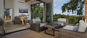 Modern Custom Wine Country Villa, Epic Views, Huge Decks, Hot Tub, Ping Pong, Fire Pit & Fire Table