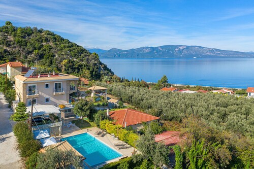 Villa Thea: We live it. You’ll love it! (1h 50min from Athens Intl. Airport)