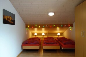 Shared Dormitory | Free WiFi, bed sheets