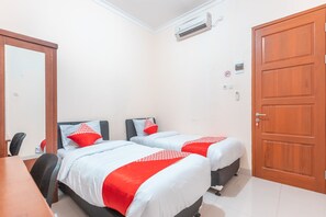 Deluxe Twin Room | Desk, free WiFi, bed sheets - OYO 2364 Cempaka Harapan Indah (Bekasi)